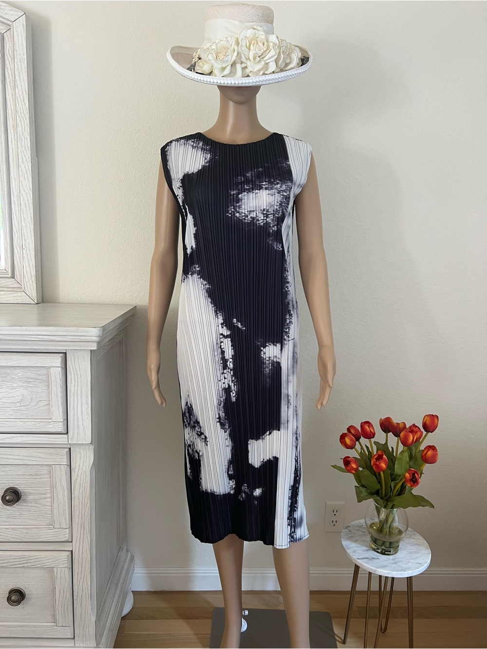 Sleeveless Black & White Pleated Midi Dress